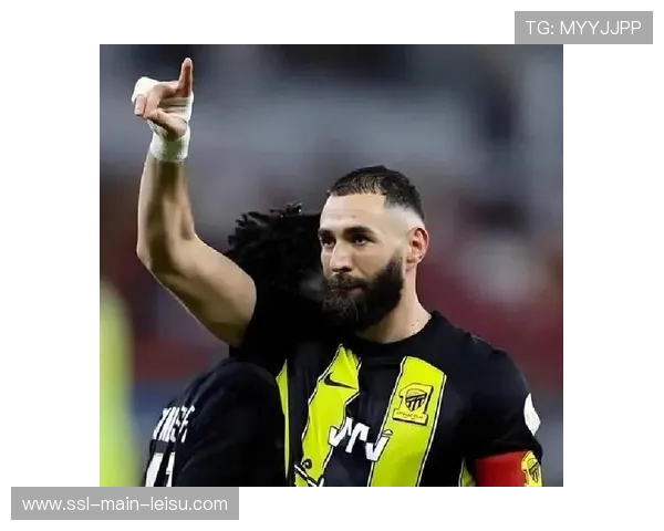 本泽马与利雅得新月达成半年短约，正谈判后续合同