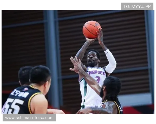 芝加哥天空内线双塔里斯与卡多索组合,新赛季篮板优势成关键 芝加哥天空内线双塔里斯与卡多索组合,新赛季篮板优势成关键